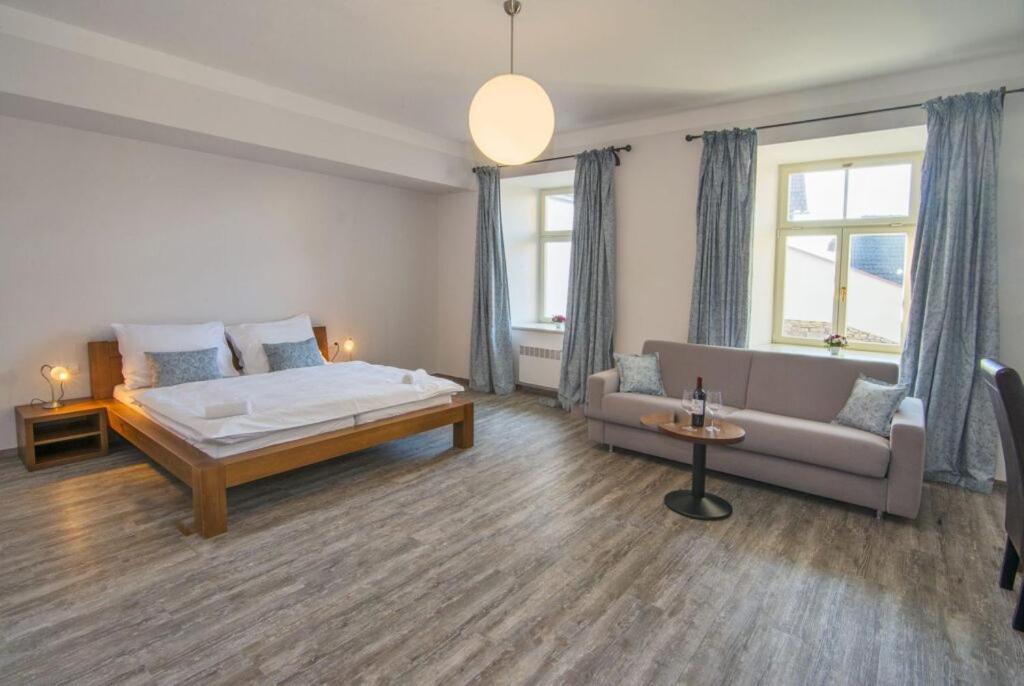 Hotel Anno Нове-Место-над-Метуйи Экстерьер фото